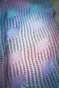 brick in the Wall, Sylvie Rasch, CraSy Sylvie, Stricken, Handarbeit, Handmade, Handgemacht, DIY, Hobby, Wolle, Sockenwolle, Sockengarn, Hobbii, Anleitung, YouTube, Video, einfach, effektvoll, Schal, Stola, Lochmuster