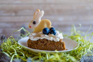 Möhrenkuchen, Ostern, Möhrchenkuchen, Mandeln, backen, Kuchen, Frosting, Frischkäse, Blaubeeren, Saisonal, Anlässe, Feiertage, Osterfest, Lowcarb, Rezept, lecker, einfach